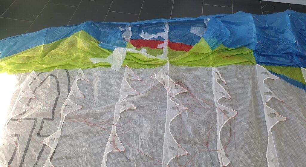 Parapente monosurface déchiré