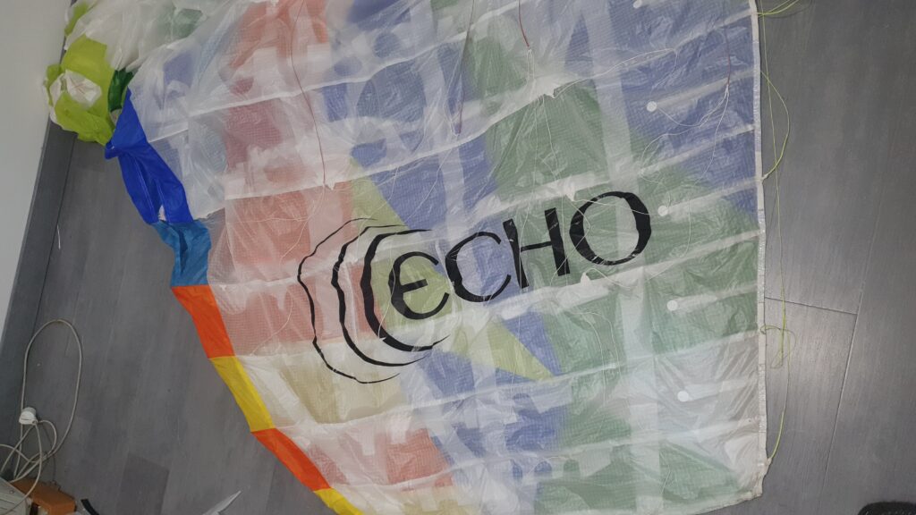 réparation d'un parapente avec reconstitution du logo 