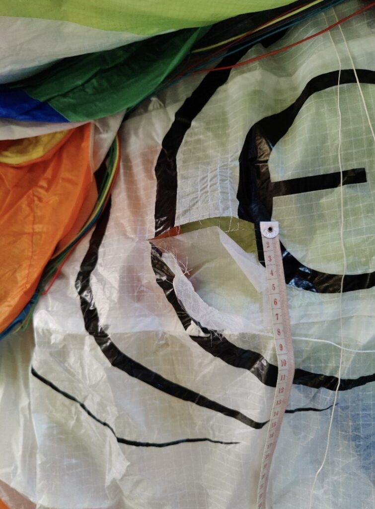 déchirure parapente sur le logo 